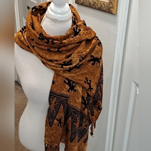 Gecko Blanket Scarf With Fringe    Size 80"×66" - Picture 3 of 7